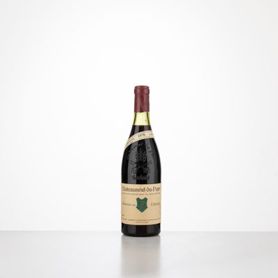 une bouteille de vin posée sur une table