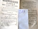 une feuille de papier posée sur un livre ouvert