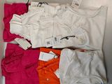 un tas de vêtements posés sur une table