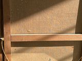 une photo d'une vieille armoire en bois sur laquelle se trouve une horloge