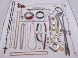 plusieurs types de colliers et de bracelets différents disposés sur une table