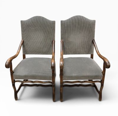 une paire de chaises anciennes avec des coussins rembourrés à rayures