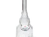 une bouteille en verre transparent sur laquelle est apposée une étiquette