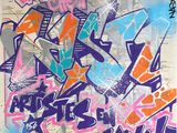 un grand graffiti sur le mur d'un immeuble