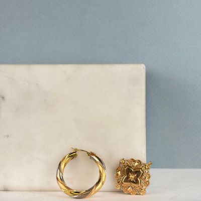 deux bijoux posés sur un comptoir en marbre