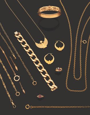 un assortiment de bijoux en or sur fond noir