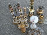 beaucoup de lampes anciennes par terre