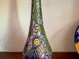 trois vases posés sur une table