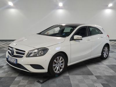 La Mercedes Classe B est garée sur un sol en carrelage à damier