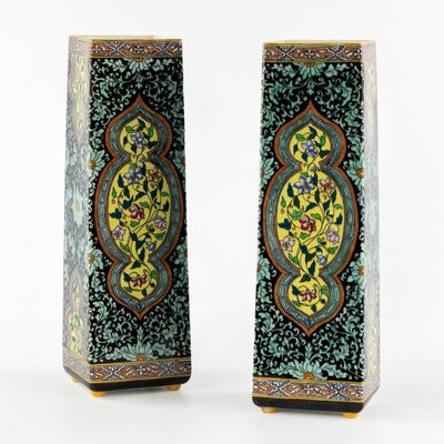 une paire de vases décoratifs ornés de motifs floraux sur fond blanc
