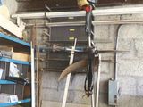 une photo d'un garage contenant des outils