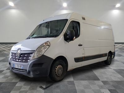 la photo d'une camionnette blanche garée dans une pièce