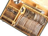un service d'argenterie dans un coffret en bois contenant des cuillères