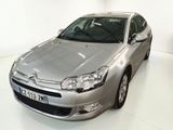 La voiture est garée dans la salle blanche du showroom.