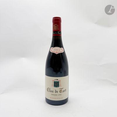 une bouteille de vin posée sur une table