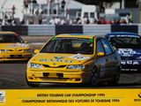deux voitures qui font la course sur un circuit devant un public