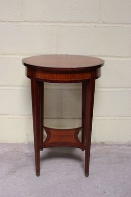 une image représentant une petite table ronde avec un plateau en verre