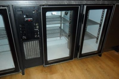trois portes vitrées ouvertes dans une cuisine