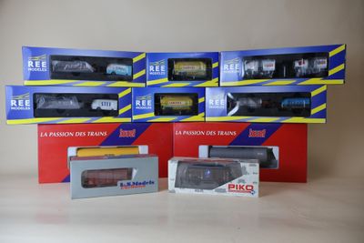 trois boîtes de petits trains posées les unes à côté des autres sur une table