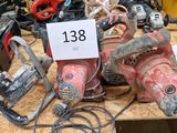 un grand nombre d'outils posés sur une table