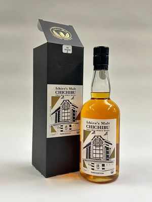 une image représentant une bouteille de whisky à côté d'une boîte noire