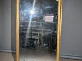 un grand miroir au milieu d'une pièce