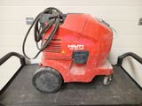 une machine rouge posée sur un chariot