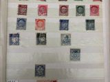 une photo d'une photo d'un livre avec des timbres
