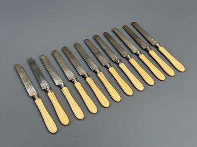 un ensemble de huit couteaux à manche doré