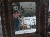 une personne qui prend une photo d'un miroir avec un appareil photo