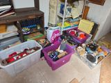 de nombreux bacs remplis de jouets et d'autres objets dans la pièce