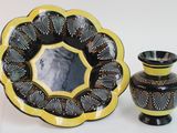 deux vases et une assiette posés sur une table