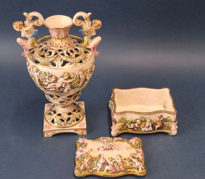 trois pièces de porcelaine exposées sur un fond bleu