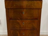 une image d'une commode en bois avec un plateau en marbre