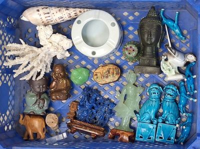 un panier bleu rempli de figurines de toutes sortes