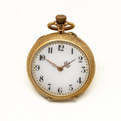 une image représentant une montre de poche en or avec un cadran blanc sur fond blanc