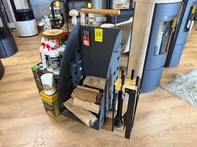 un tas de bois à côté d'un poêle dans une pièce