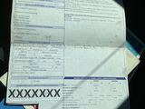 une pile de papiers posée sur une table