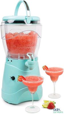 une photo d'une machine à boissons glacées avec deux verres et des fraises