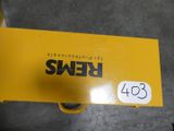 un panneau jaune portant l'inscription « swed », posé par terre