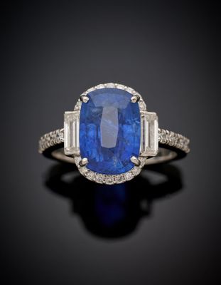une bague en saphir et diamant
