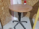 une petite table sur laquelle est posée une chaise, dans un coin de la pièce