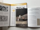 un livre ouvert sur lequel figure l'image d'un astronaute sur la Lune