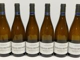 six bouteilles de vin sont alignées sur une surface blanche