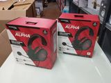 Deux boîtes de casques sont posées sur une table dans un magasin.