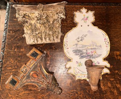 une table en bois sur laquelle se trouvent un vase et d'autres objets