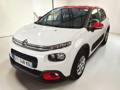 une Citrole blanche garée dans une pièce blanche aux finitions rouges
