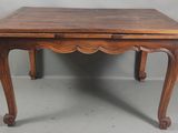 une vieille table en bois surmontée d'un tiroir