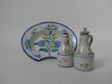 une petite assiette blanche et une petite assiette bleue et blanche