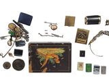une image représentant un assortiment d'objets posés sur une surface blanche